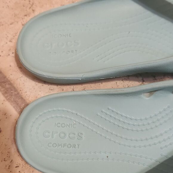 Crocs Women's Light Blue Flip Flops Size 7 - Picture 4 of 7